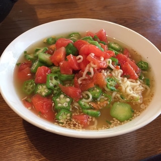 オクラとトマトのサッポロ一番塩ラーメン